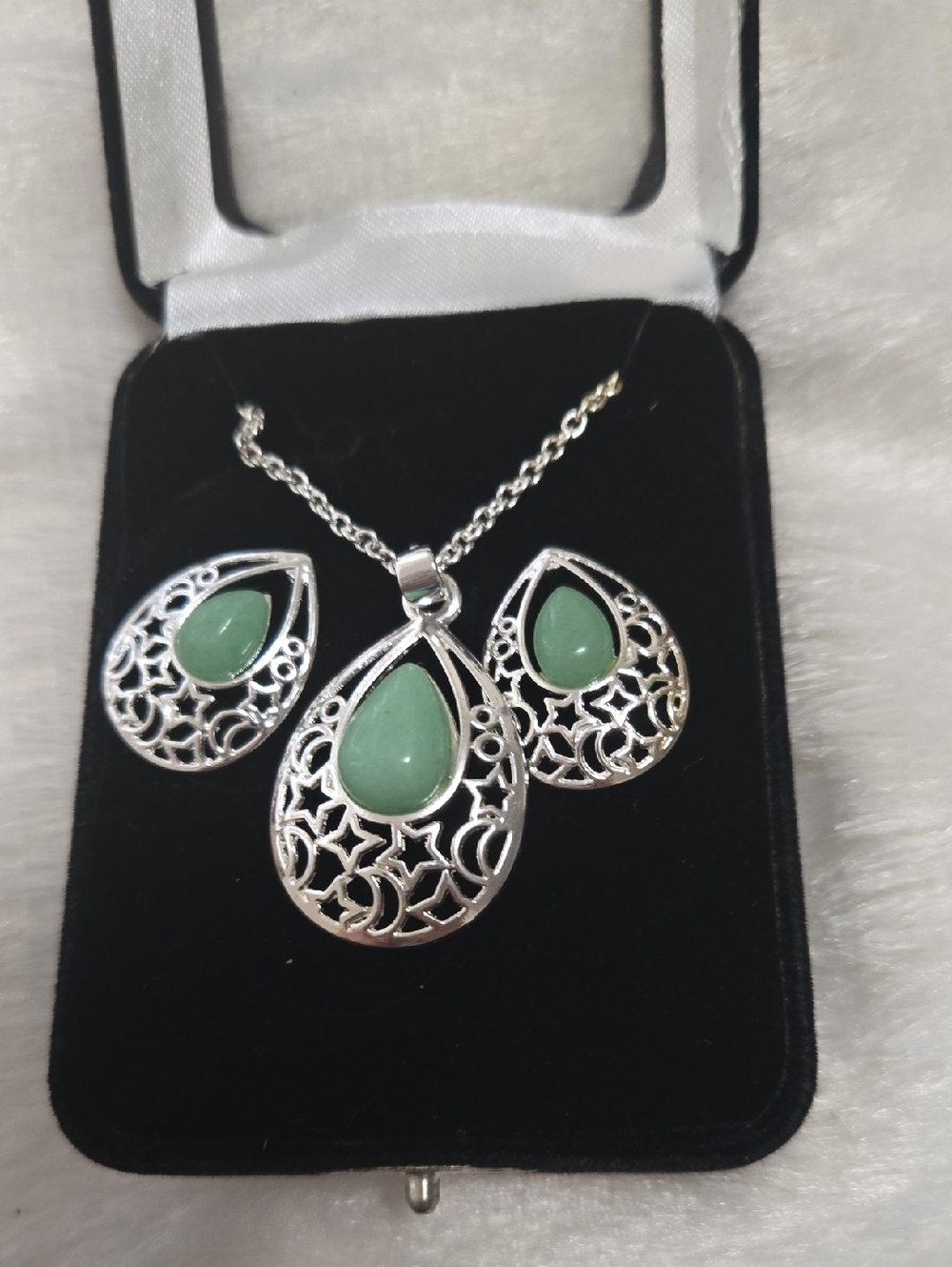 Elegant Green Teardrop Filigree Necklace and Earring Set